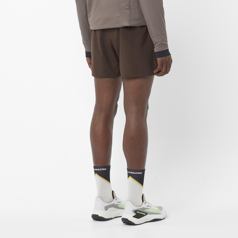 Bežecké nohavice Salomon SHKout EASY SHORTS 5” M Coffee Bean 3