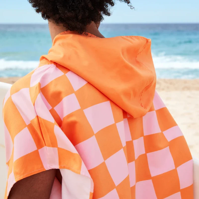 Dospelácke pončo Dock and Bay Quickdry Hooded Poncho - Groovy Check 2