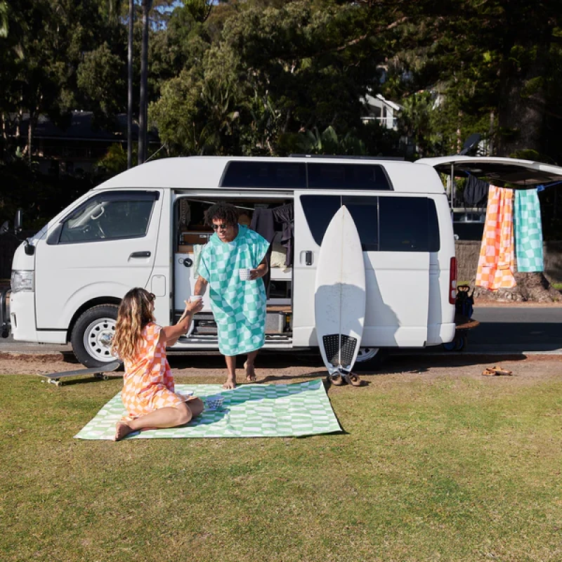 Dospelácke pončo Dock and Bay Quickdry Hooded Poncho - Groovy Check 7
