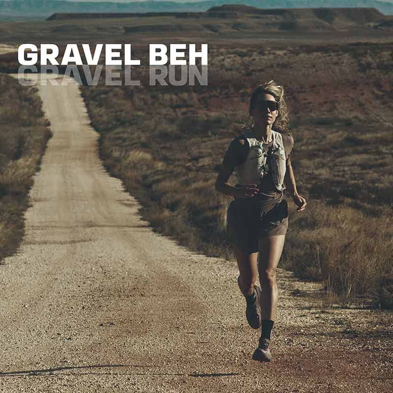 Gravel bežkyňa Salomon na gravel povrchu s bežeckou obuvou Salomon