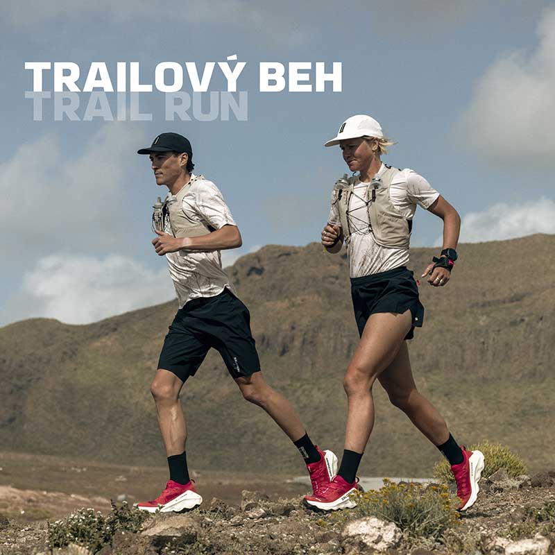 Trailový bežci Salomon v trailrunning teréne s bežeckou obuvou Salomon