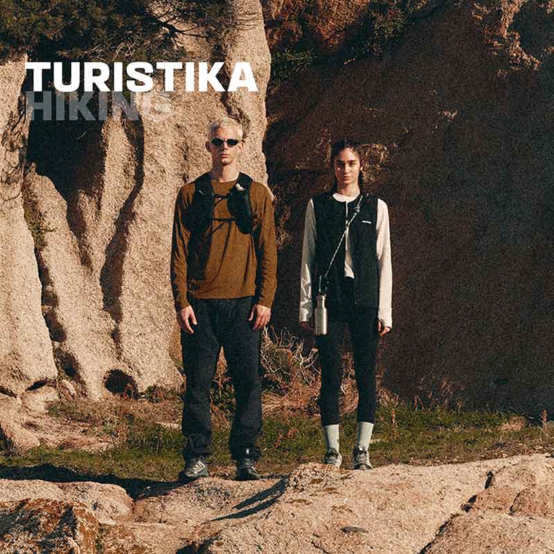 Turisti Salomon na turistike v horách s turistickou obuvou Salomon