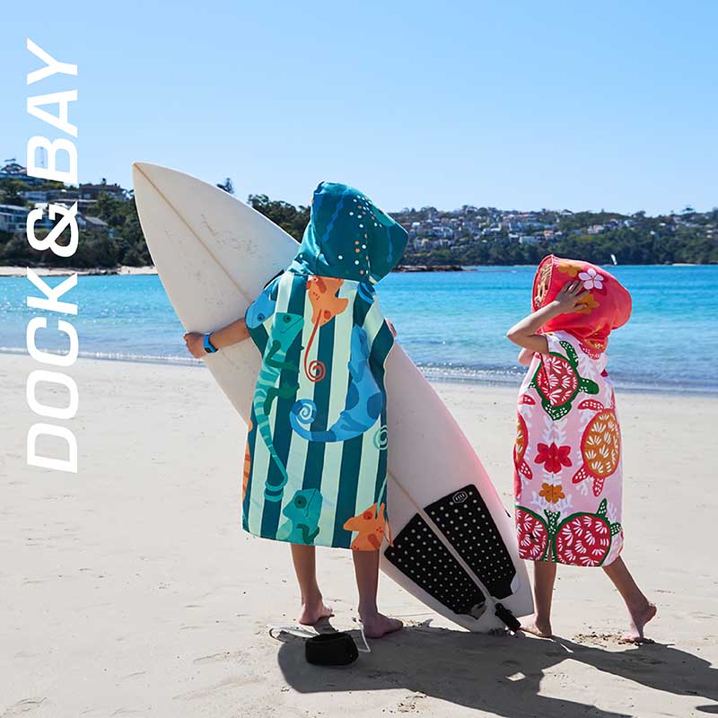 Uteráky a osušky a pončá na pláž s praktickou taštičkou na drobnosti s krásnym dizajnom. Plážové tašky Dock and Bay odporúča Sansport.sk