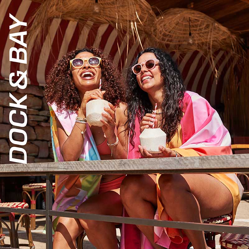 Uteráky a osušky a pončá na pláž s praktickou taštičkou na drobnosti s krásnym dizajnom. Plážové tašky Dock and Bay odporúča Sansport.sk