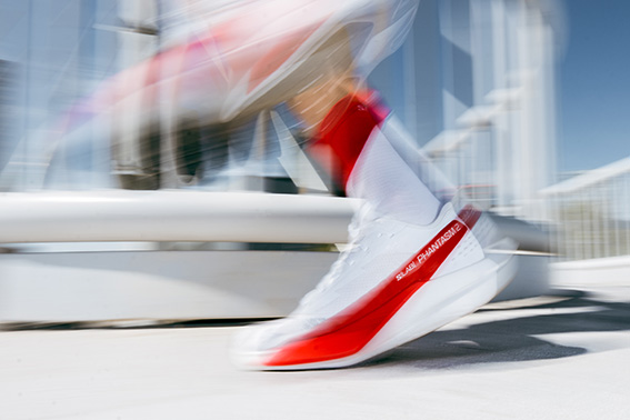 Salomon S/LAB Phantasm 2 počas rýchleho behu na asfalte
