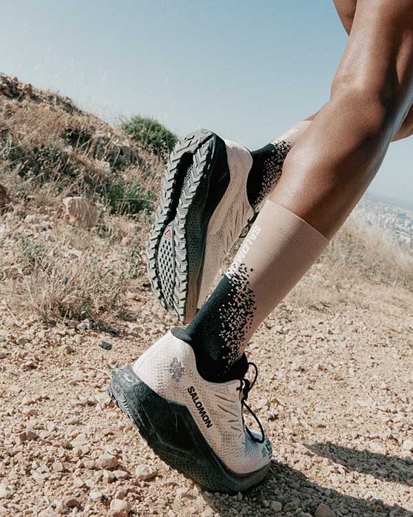 Salomon Aero Blaze 4 GRVL GTX pri behu zo spevnenej cesty na štrk