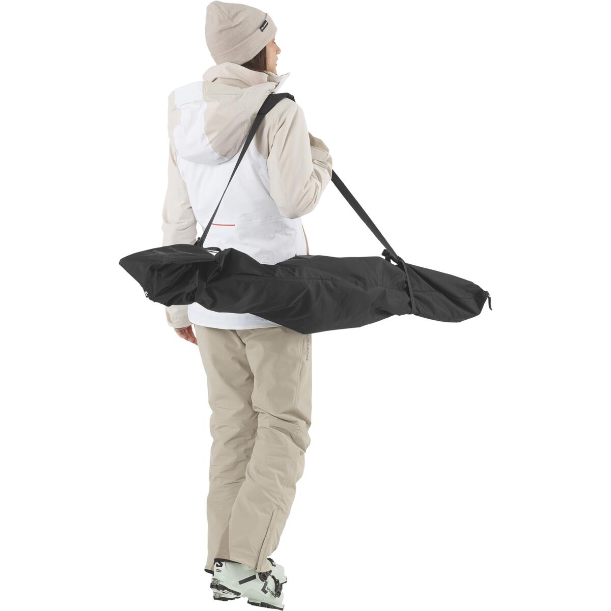 Odolný výkon Vystužené popruhy, pevné zipsy a vodeodolná polyesterová tkanina sú navrhnuté tak, aby vydržali časté prenášanie a chránili tvoje lyže pred poškodením.