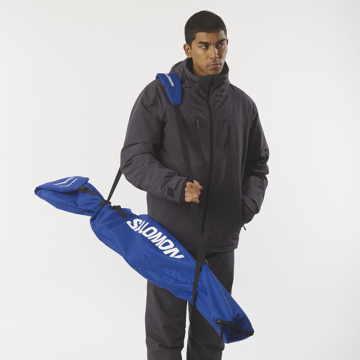 Jednoduchý, odolný a nastaviteľný vak pre bezpečné prenášanie lyží.  Tento obľúbený vak dostal vylepšenie – nový dizajn, odolnejšiu tkaninu a praktickú kompatibilitu. Salomon ORIGINÁLNY vak 1 PÁR 160–210 odnesie jeden pár zjazdových lyží alebo dva páry bežeckých lyží.