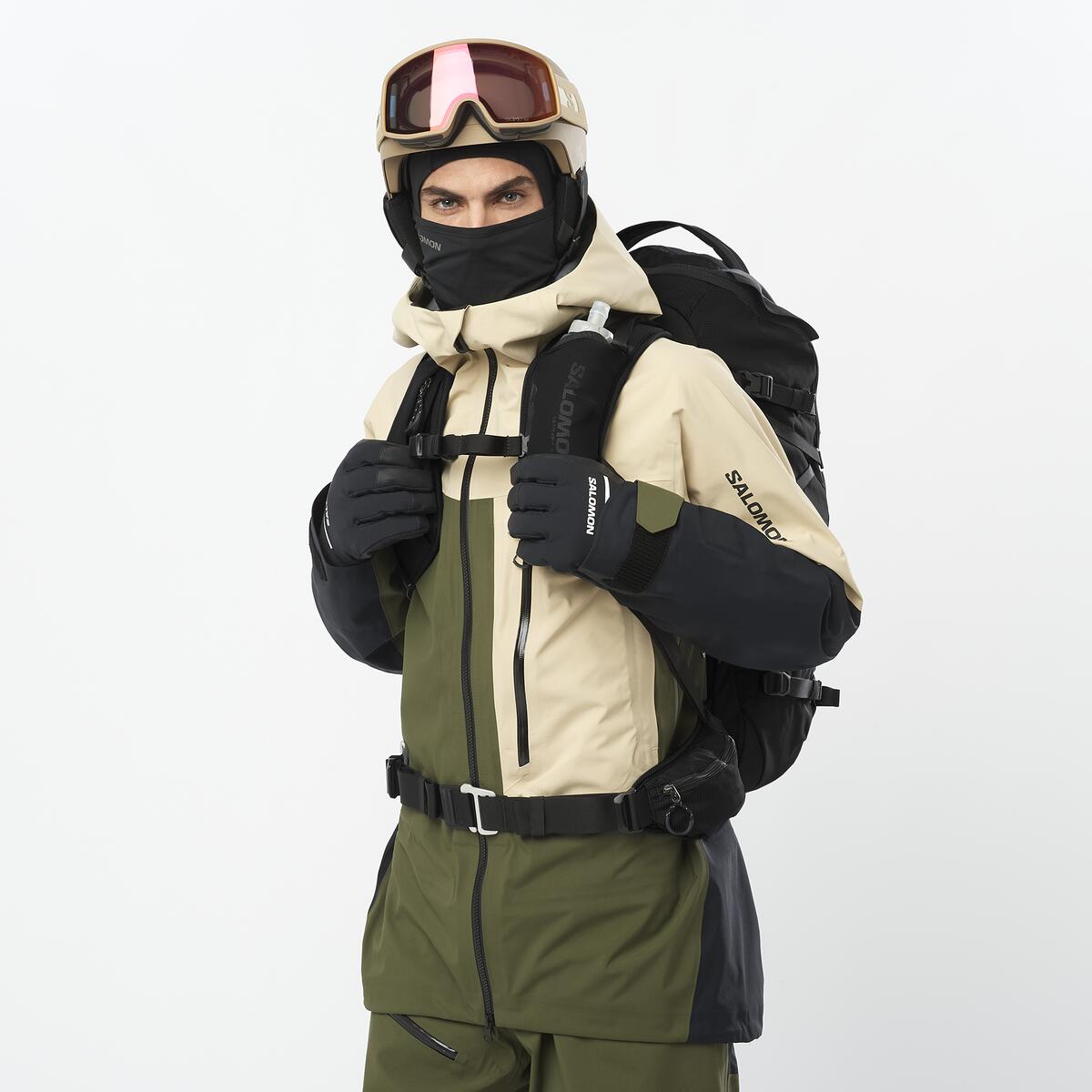 Lyžiarsky batoh Salomon QST 38 BLACK Stabilný, ľahký a pripravený na celodenné freeski dobrodružstvá na snehu.