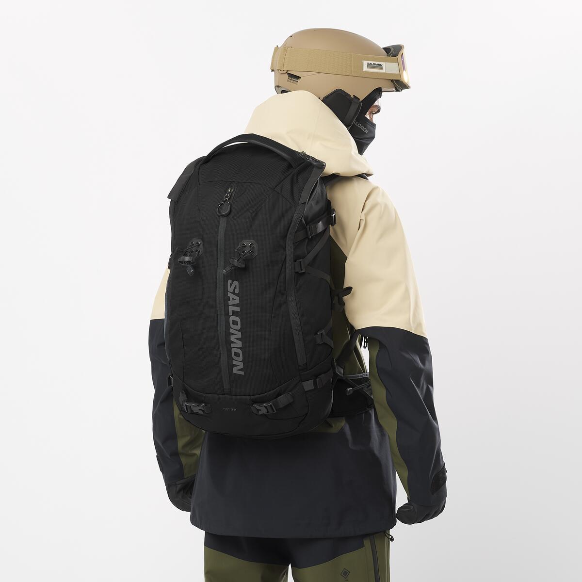 Lyžiarsky batoh Salomon QST 38 BLACK Stabilný, ľahký a pripravený na celodenné freeski dobrodružstvá na snehu.