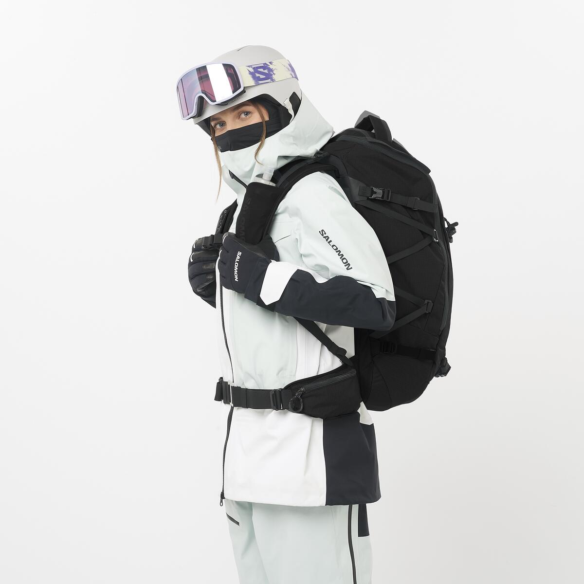 Batoh QST 38 je vylepšený pre ešte väčšie pohodlie, objem a stabilitu – ideálny na celodenné lyžovanie v teréne aj mimo neho.