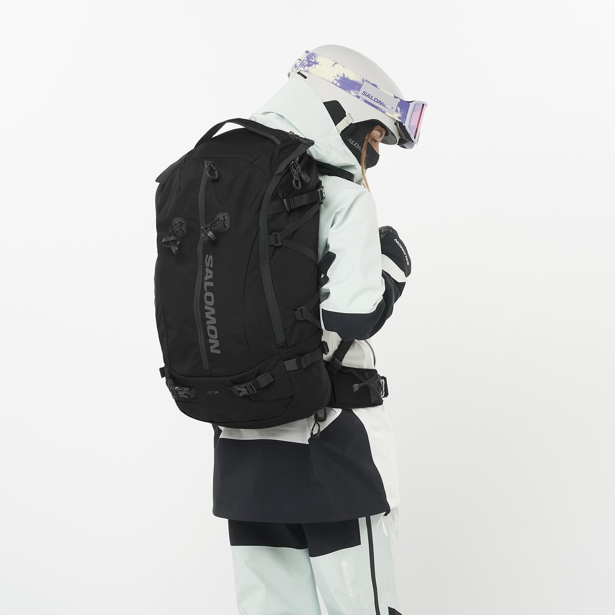 Batoh QST 38 je vylepšený pre ešte väčšie pohodlie, objem a stabilitu – ideálny na celodenné lyžovanie v teréne aj mimo neho.