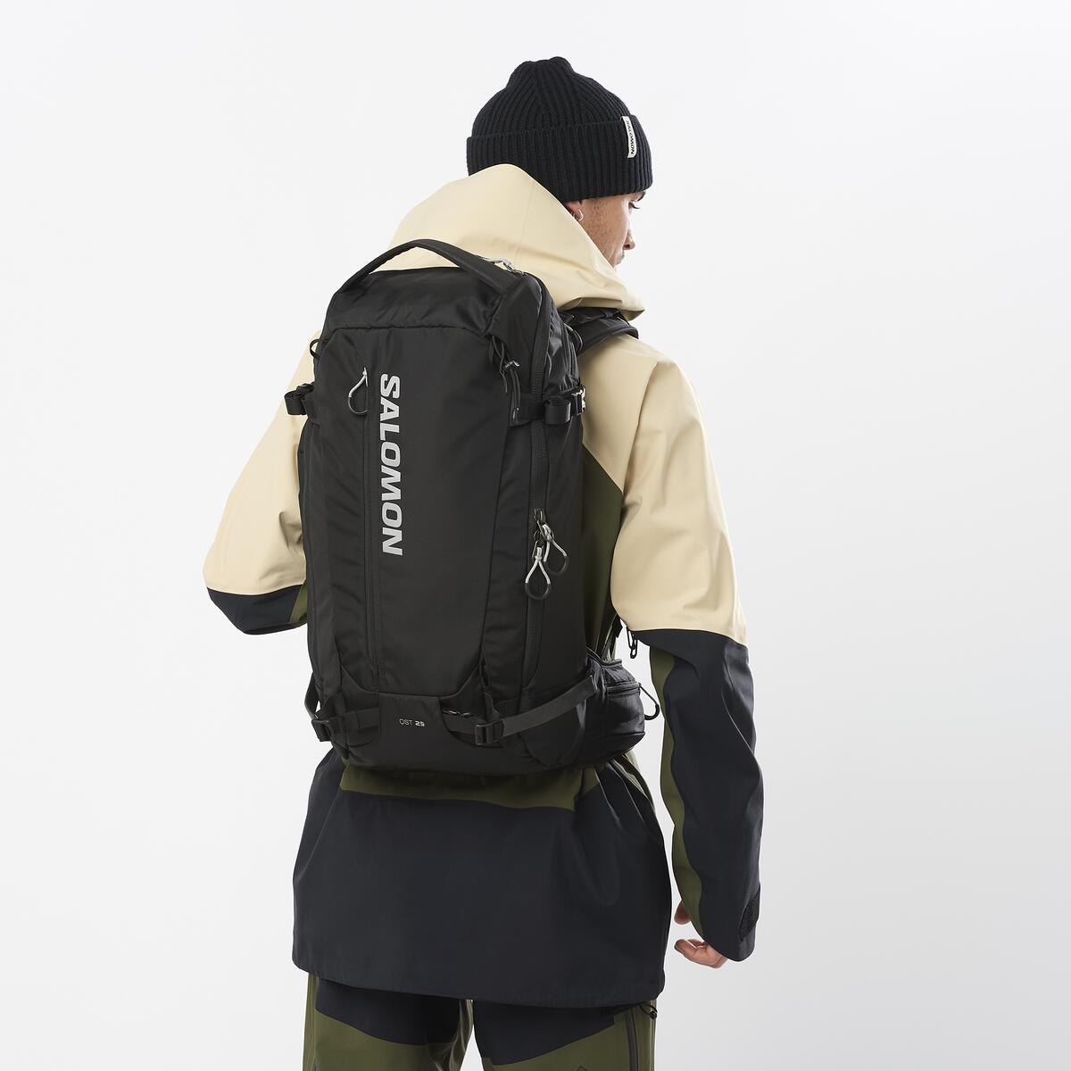 Lyžiarsky batoh Salomon QST 25 Stabilný, ľahký a pripravený na vaše celodenné dobrodružstvá na snehu.