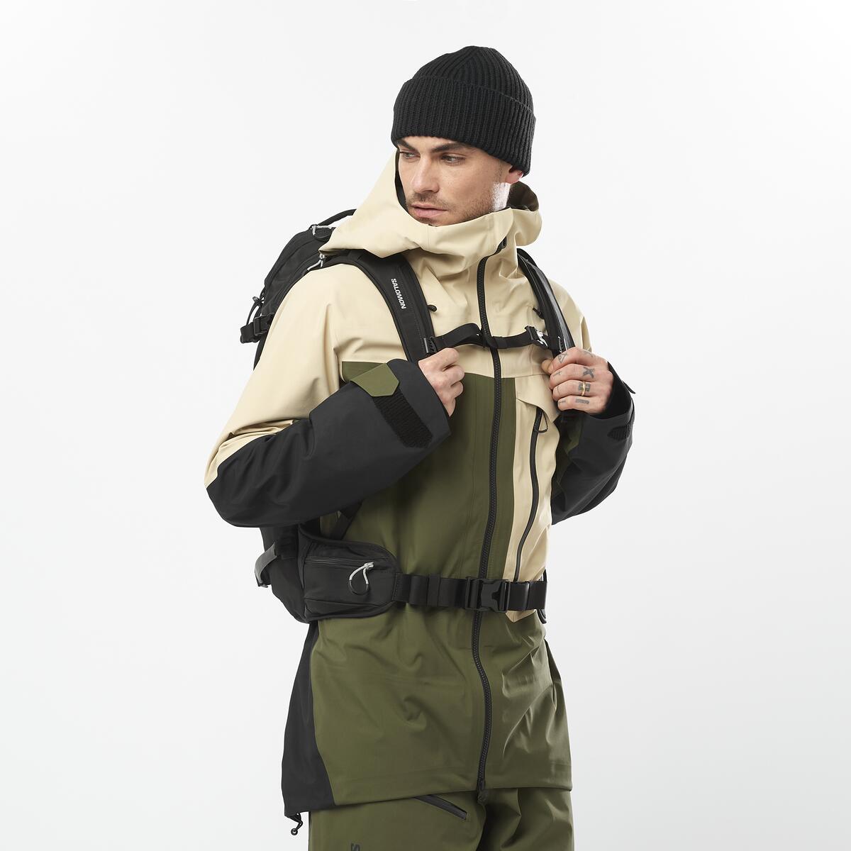 Lyžiarsky batoh Salomon QST 25 Stabilný, ľahký a pripravený na vaše celodenné dobrodružstvá na snehu.