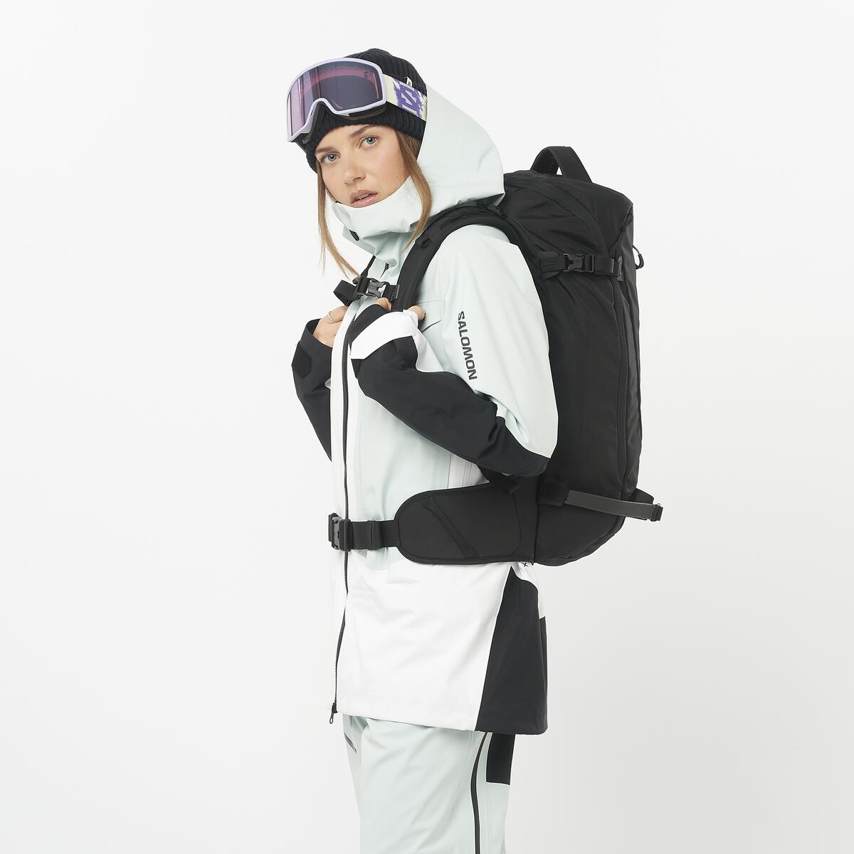 Lyžiarsky batoh Salomon QST 25 Stabilný, ľahký a pripravený na vaše celodenné dobrodružstvá na snehu.