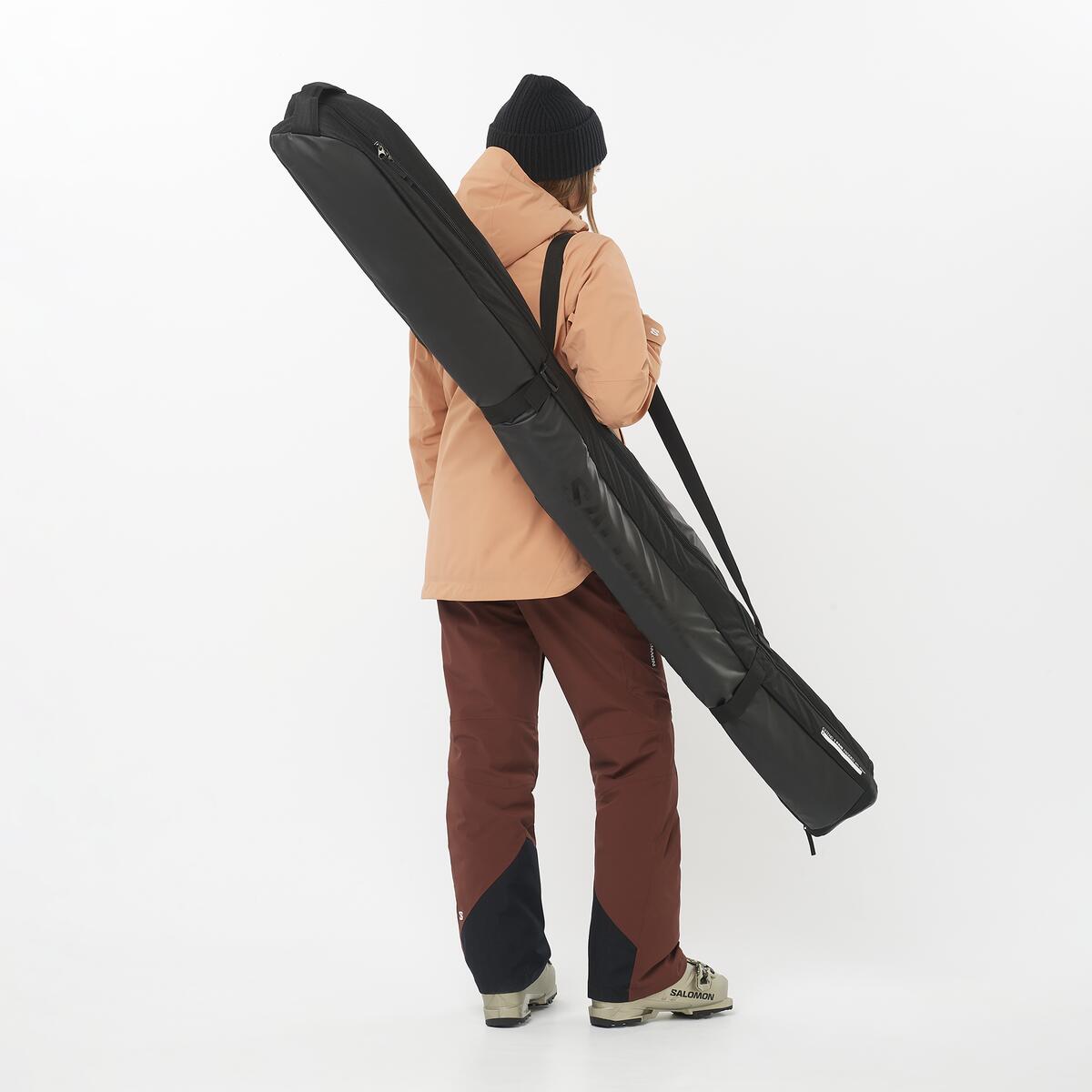 Odolný, polstrovaný a rozťahovateľný vak na jeden pár lyží – ideálny na cestovanie a leteckú prepravu.  Vak Salomon EXTEND 1 PAIR PADDED 165+ poskytuje spoľahlivú ochranu lyží počas cestovania. Je vybavený odolnejším vonkajším povlakom, polstrovaním a automaticky nastaviteľnými popruhmi, ktoré fixujú lyže a bránia ich pohybu.