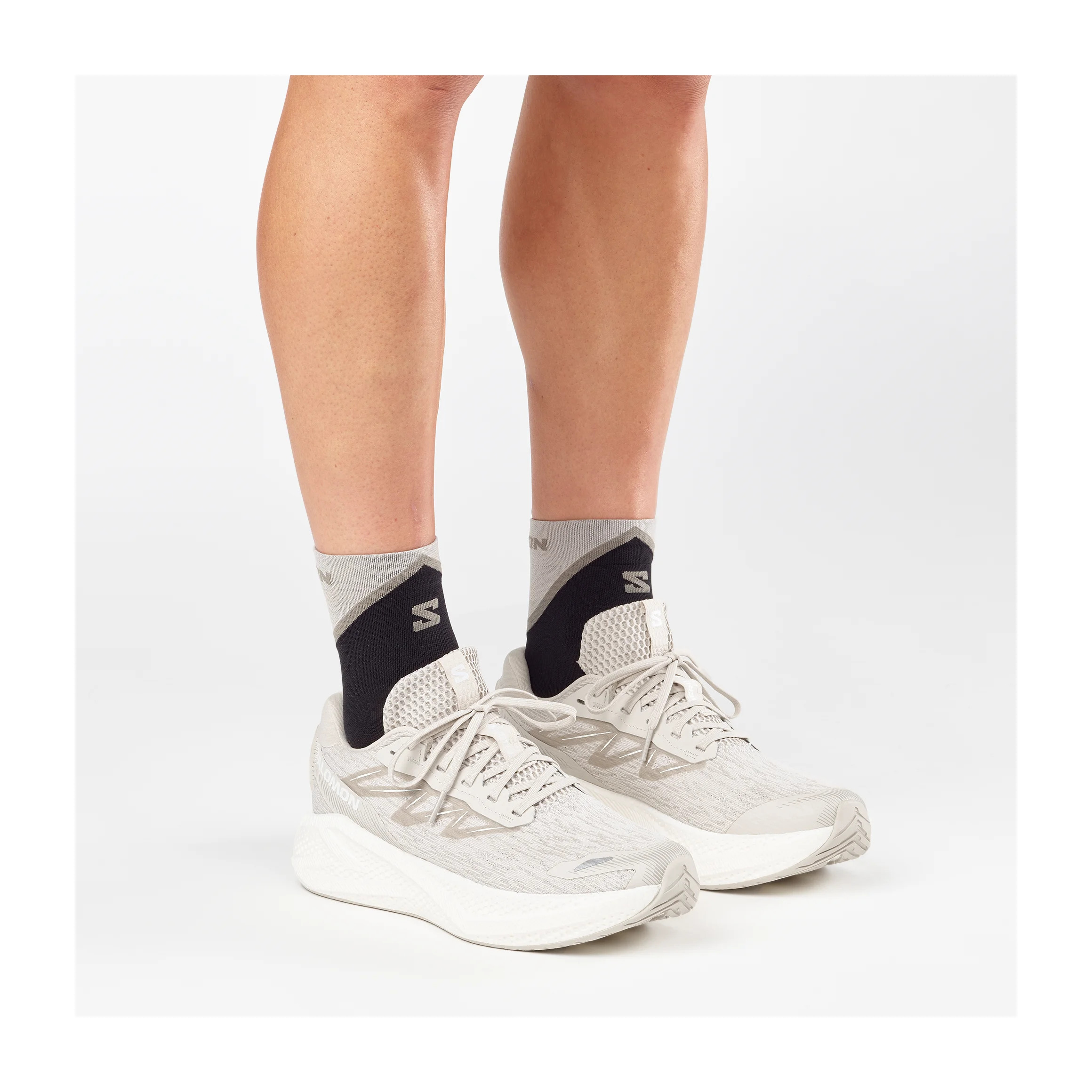 Salomon Aero Glide 4 s dôrazom na maximálne tlmenie  Uži si maximálne pohodlie a prirodzené tempo s modelom Aero Glide 4.